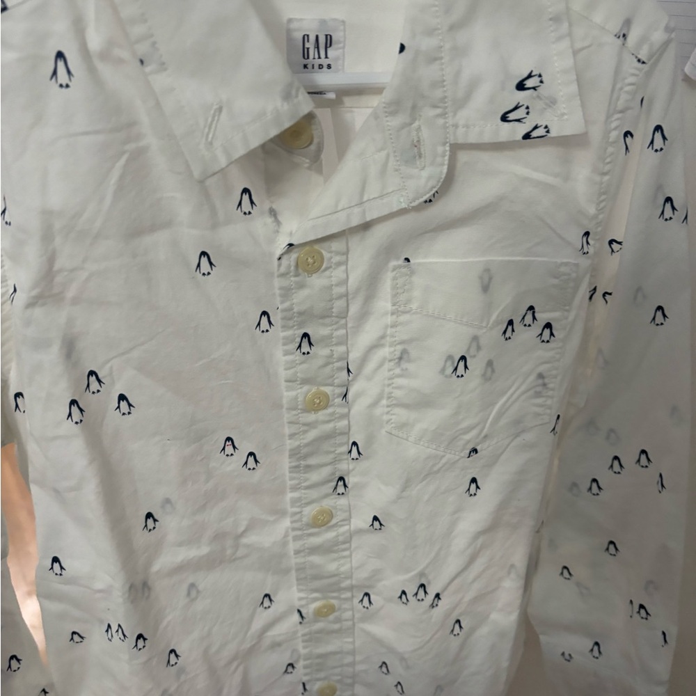 GAP boys size small White Shirt with Penguin Print